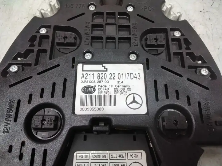 Mercedes-Benz E W211 (2002 - 2009) A2118202201 Задняя подсветка — фото 2