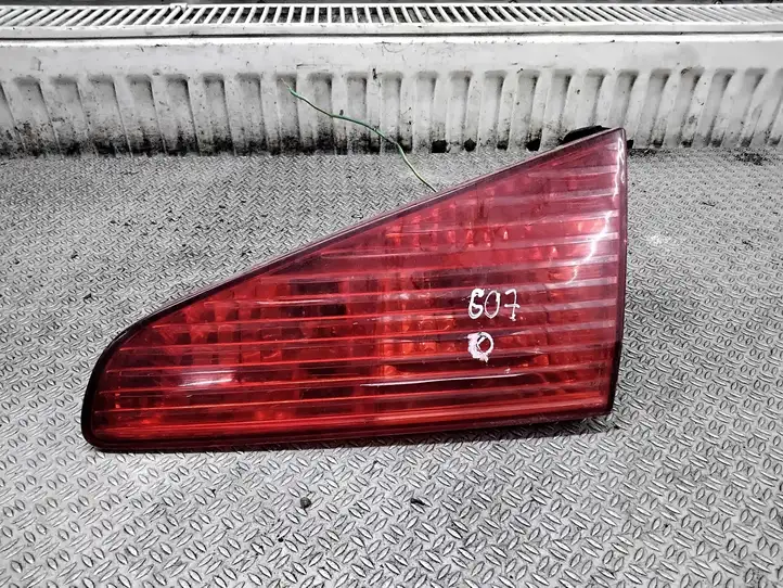 Peugeot 607 (2000 - 2004) Задний фонарь в крышке багажника — фото 1