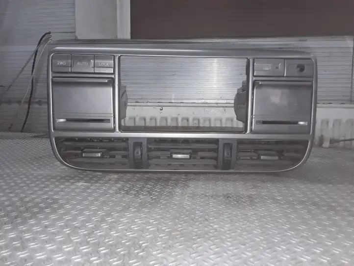 Nissan X-Trail T30 (2001 - 2007) KH000393 Центральный воздушный дефлектор — фото 1