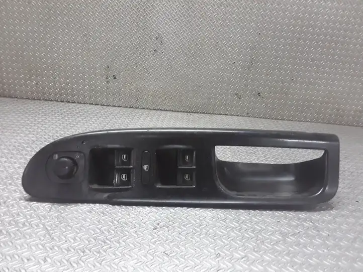 Volkswagen PASSAT B6 (2005 - 2010) Кнопка стеклоподъемников — фото 1