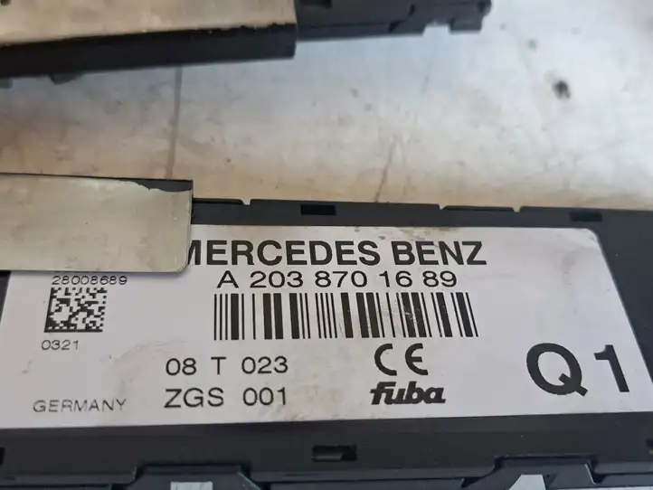 Mercedes-Benz C W203 (2000 - 2007) A2038701689 Усилитель антенны — фото 2