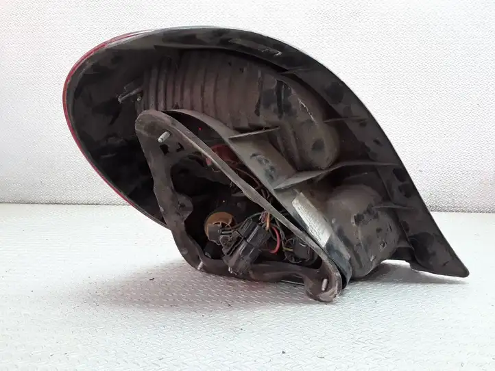 Toyota Corolla E120 E130 (2000 - 2004) 8155002100 Задний фонарь в кузове — фото 2