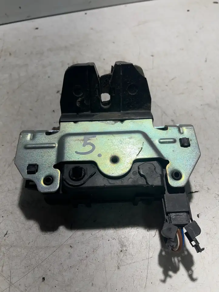 Opel Zafira B (2006 - 2008) 495058724 Замок крышки багажника — фото 2