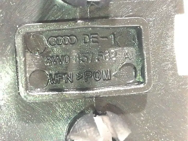 (2014 - 2018) 8W0857562A Крепление солнцезащитного козырька — фото 4