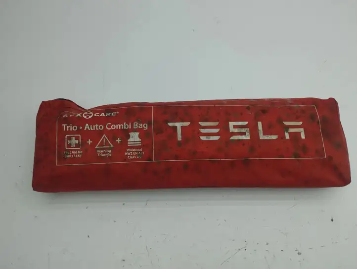 Tesla Model S (2012 - 2016) Автомобильная аптечка — фото 1