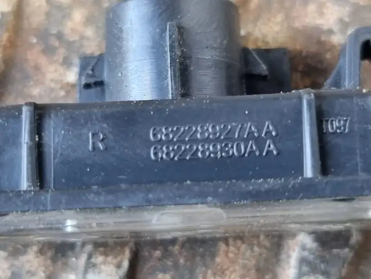 Jeep Grand Cherokee (2010 - 2021) 68228927AA Подсветка номера — фото 4