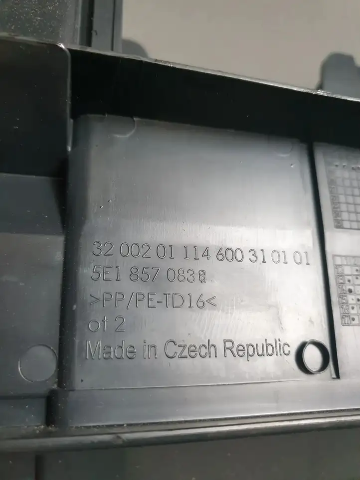 Skoda Octavia Mk3 (5E) (2013 - 2019) 5E1857083B Рамка бардачка — фото 4