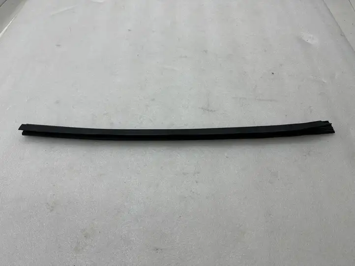 Tesla Model S (2012 - 2016) 600959778 Накладка стекла двери — фото 2