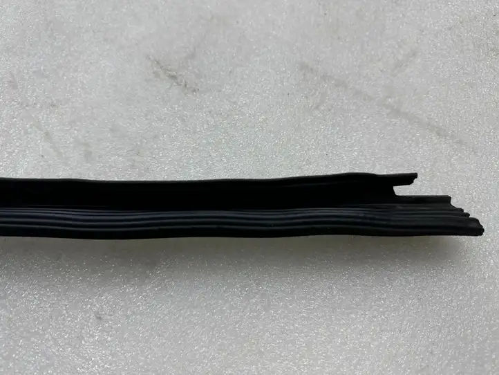 Tesla Model S (2012 - 2016) 600959778 Накладка стекла двери — фото 4