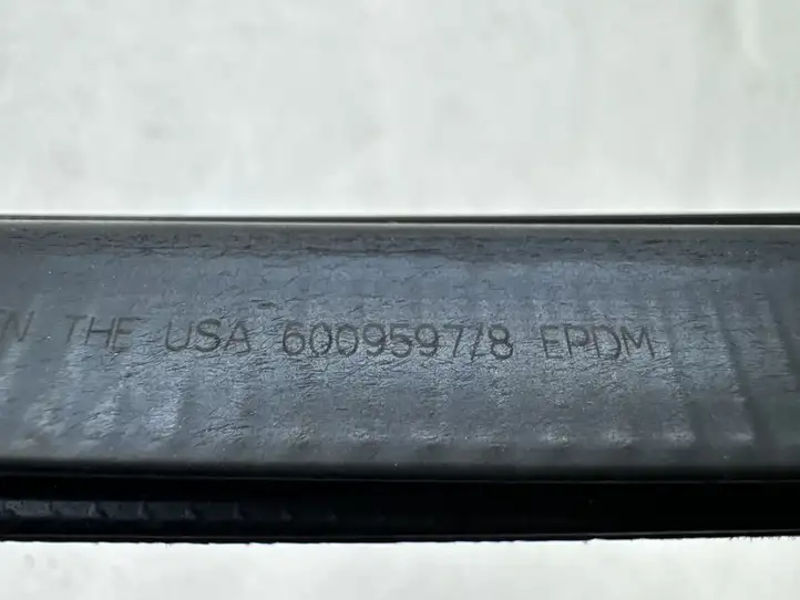 Tesla Model S (2012 - 2016) 600959778 Накладка стекла двери — фото 6