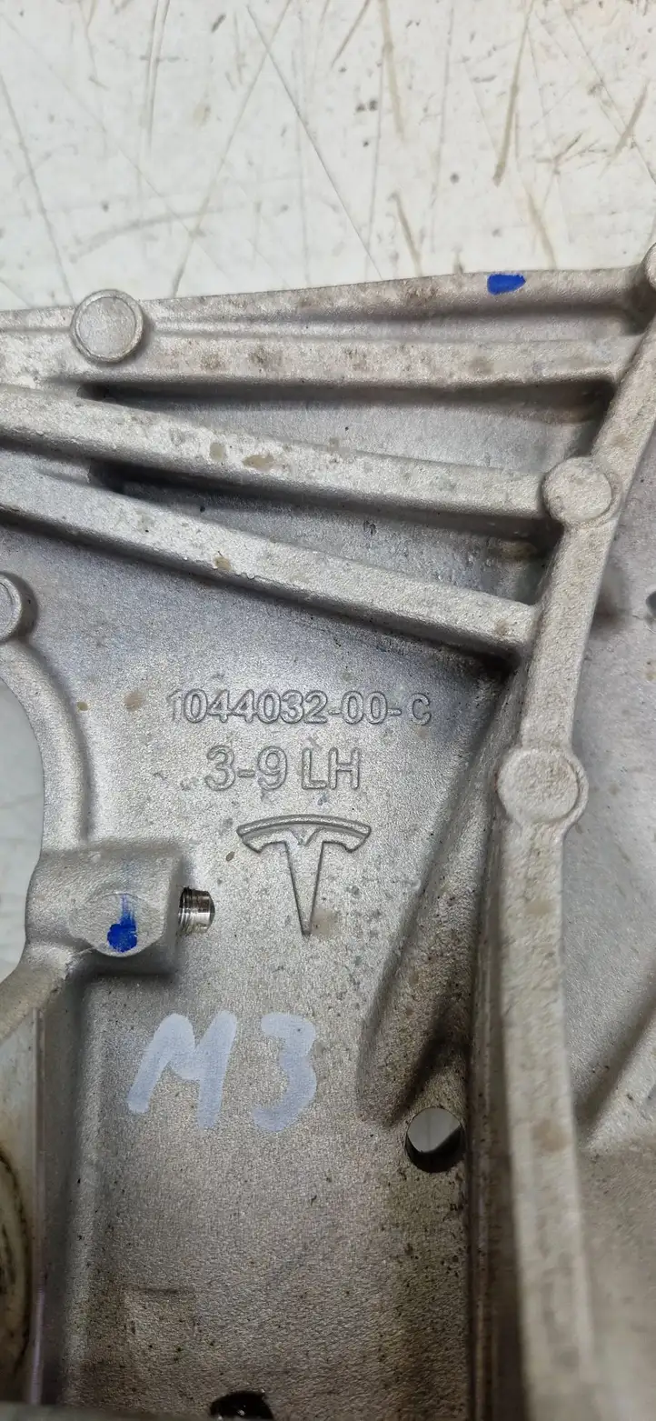 Tesla Model 3 (2017 - 2023) 134439100A Кронштейн амортизатора — фото 5