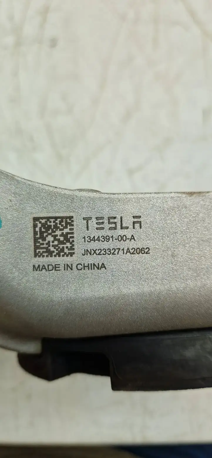 Tesla Model 3 (2017 - 2023) 134439100A Кронштейн амортизатора — фото 6