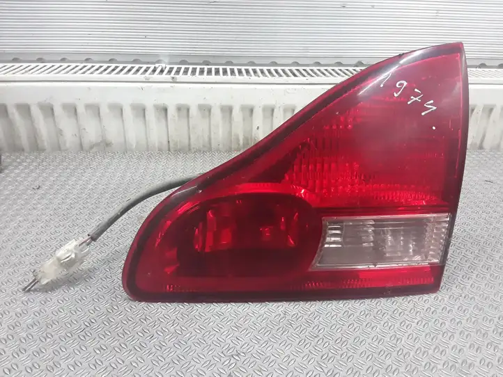 Toyota Avensis Verso (1995 - 2001) Задний фонарь в крышке багажника — фото 1