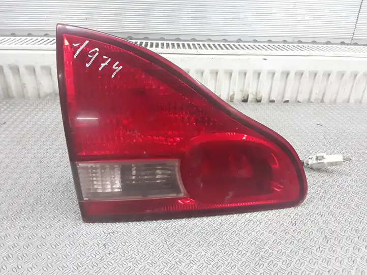 Toyota Avensis Verso (1995 - 2001) Задний фонарь в крышке багажника — фото 1