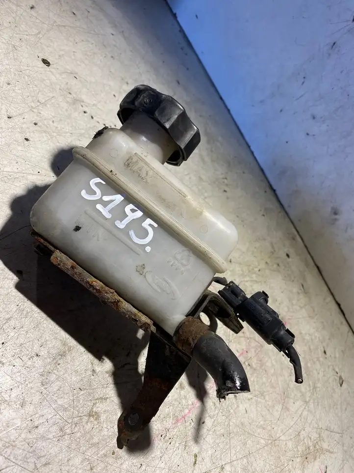 Kia Carens II (2006 - 2012) Бачок тормозной жидкости — фото 1