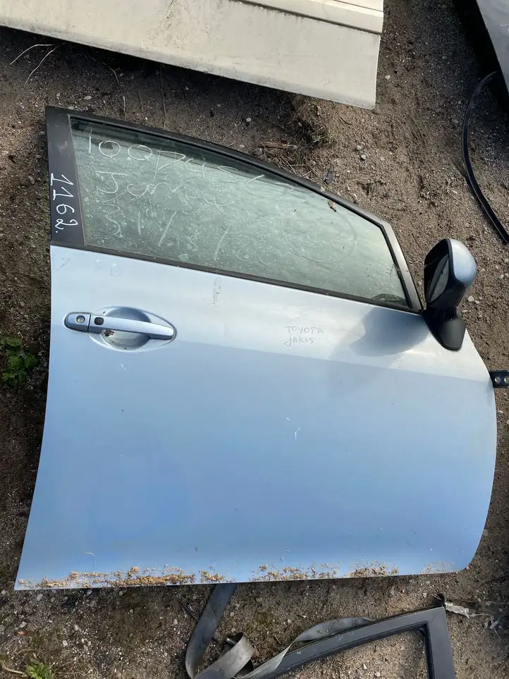 Toyota Yaris (2005 - 2009) Дверь — фото 1