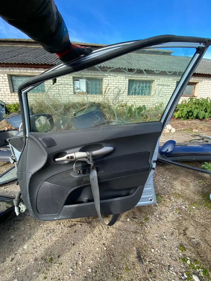 Toyota Yaris (2005 - 2009) Дверь — фото 2