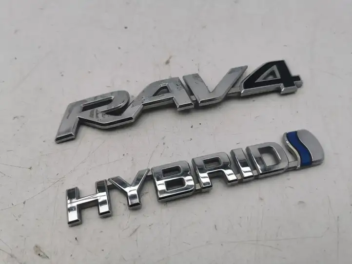 Toyota RAV 4 (XA50) (2018 - ) Эмблема производителя — фото 1