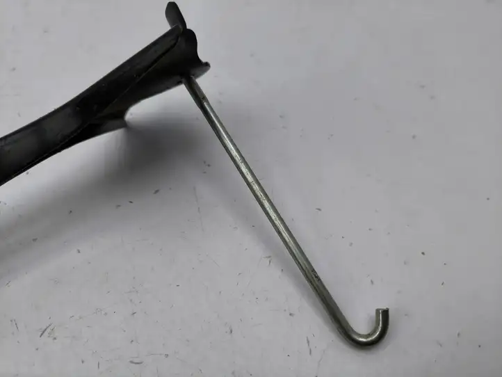 Mazda CX-5 II (2017 - ) Держатель аккумулятора — фото 3