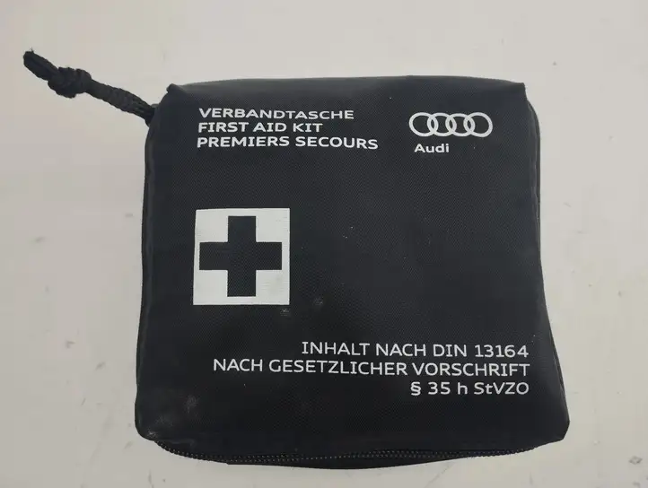 Audi Q3 F3 (2018 - ) 8J7860282B Автомобильная аптечка — фото 1