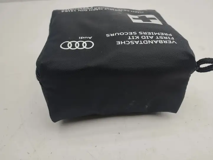 Audi Q3 F3 (2018 - ) 8J7860282B Автомобильная аптечка — фото 4
