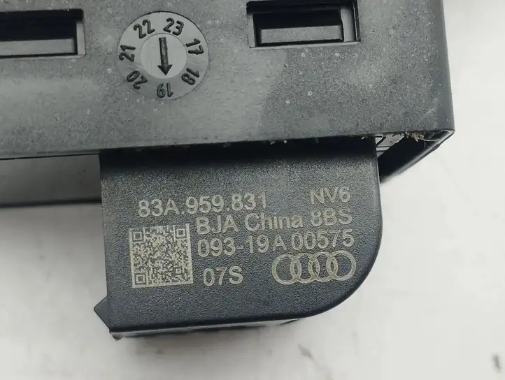 Audi Q3 F3 (2018 - ) 83A959831 Кнопка закрытия крышки багажника — фото 6