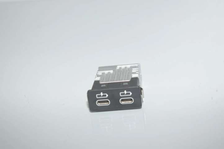 8711938 BMW 3 G20 G21 USB jungtis