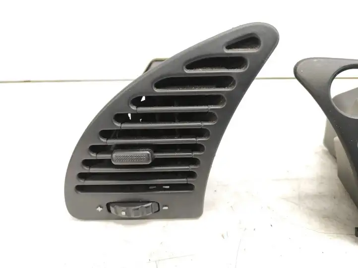 Citroen Xsara (1997 - 2006) 9623784377 Боковой воздушный дефлектор — фото 3
