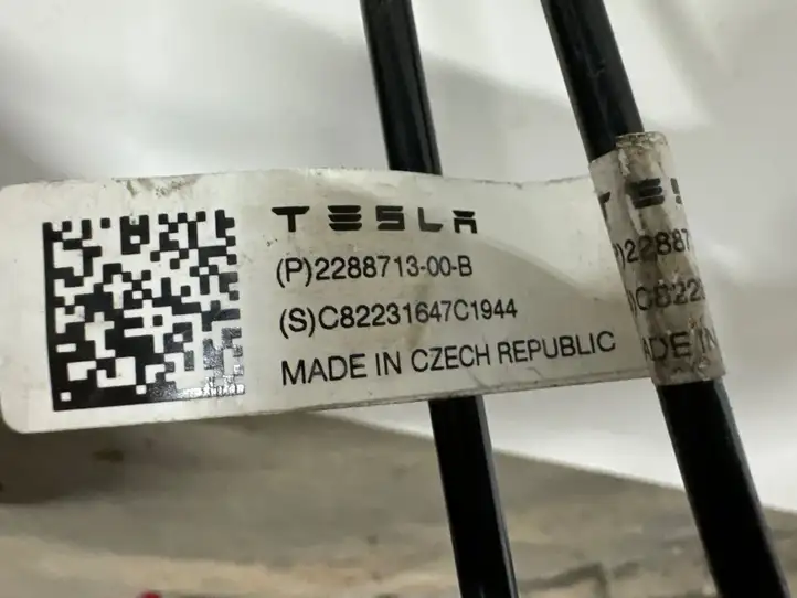 Tesla Model Y (2019 - 2024) 228871300B Тормозные трубки и шланги — фото 4