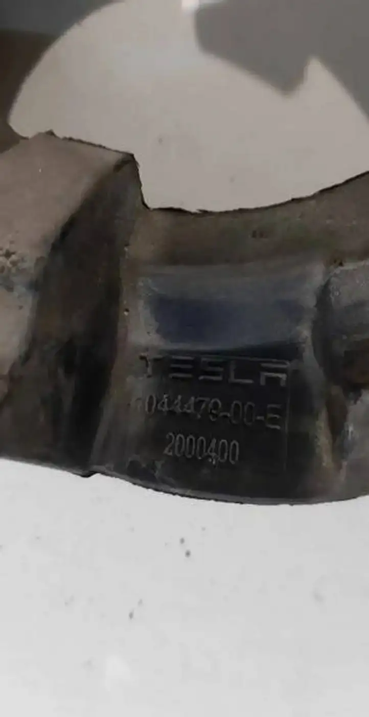 Tesla Model 3 (2017 - 2023) 104447900E Резиновая опора пружины — фото 3