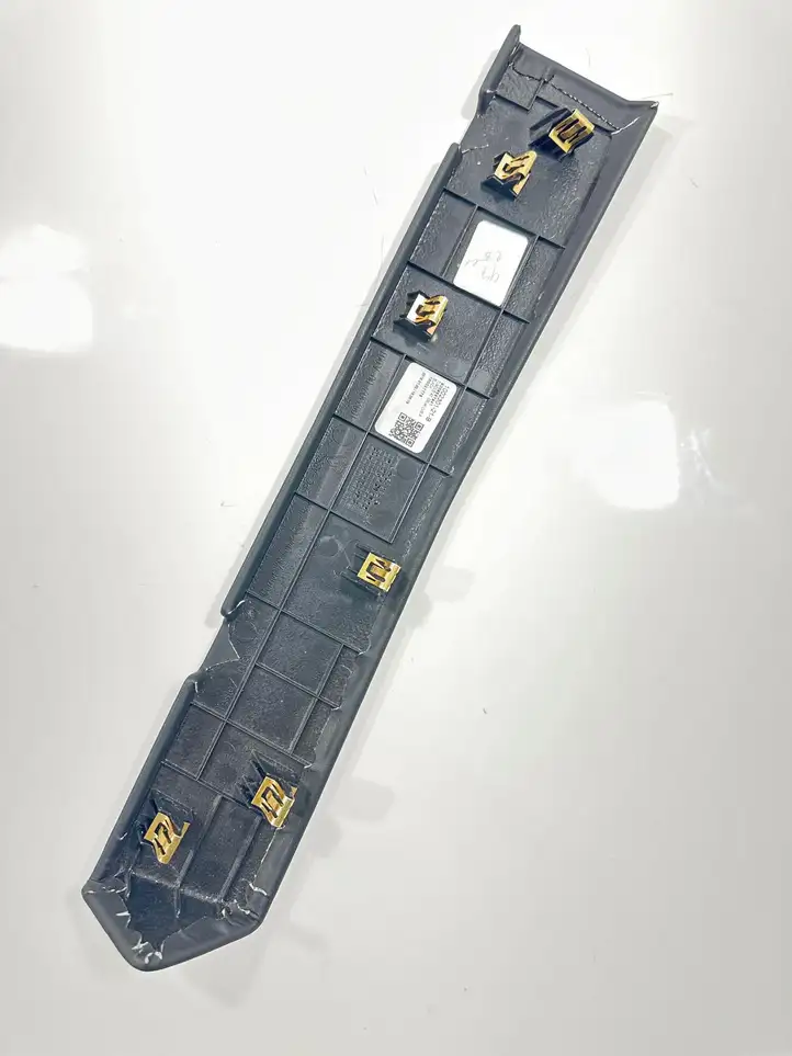 Tesla Model S (2016 - 2021) 100230121B Обшивка бардачка — фото 4