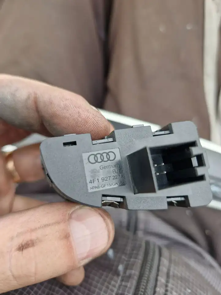 Audi A6 S6 C6 4F (2004 - 2008) 4F1927227A Ручка бардачка — фото 2
