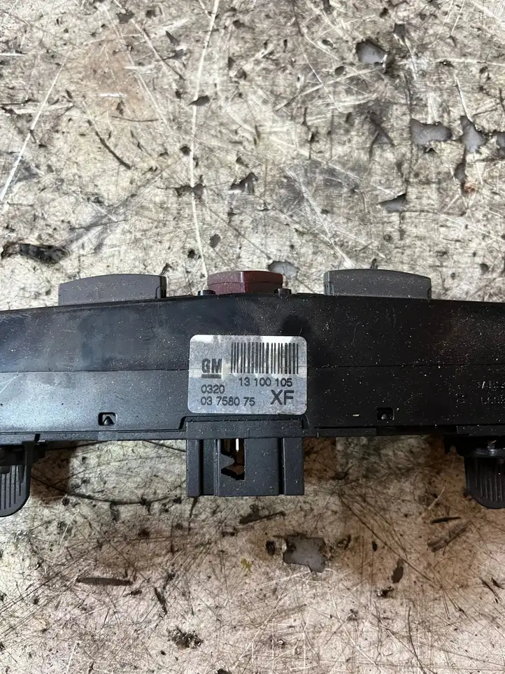 Opel Astra H (2004 - 2009) 03758075 Включатель аварийных фонарей — фото 3