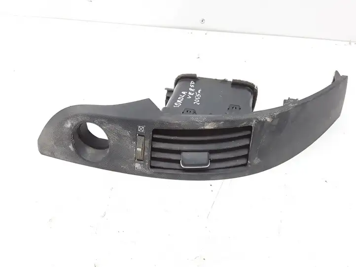 Toyota Corolla Verso AR10 (2004 - 2009) 6556434010 Воздушная решетка панели — фото 1