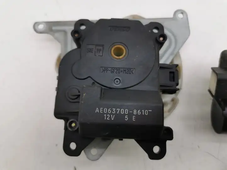 Toyota Corolla E120 E130 (2000 - 2004) AE0637008610 Двигатель задвижки потока воздуха — фото 3
