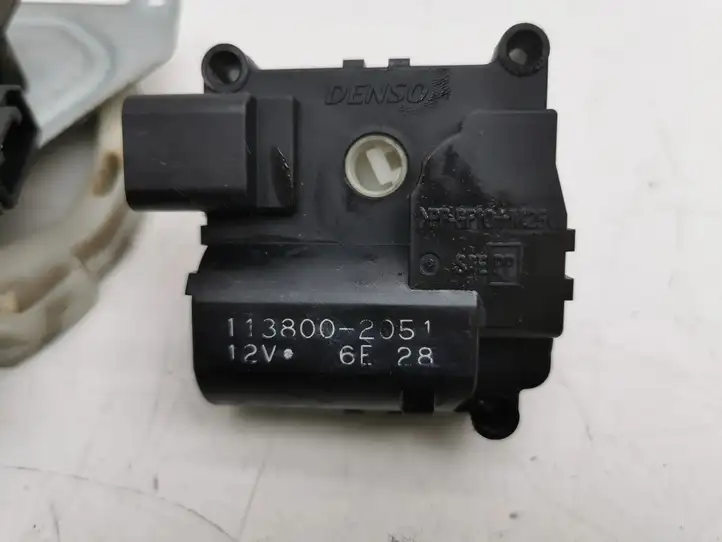 Toyota Corolla E120 E130 (2000 - 2004) AE0637008610 Двигатель задвижки потока воздуха — фото 4