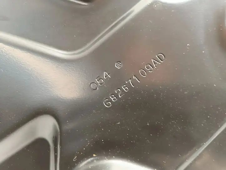 Chrysler Pacifica (2016 - ) 68267109AD Площадка аккумулятора — фото 4