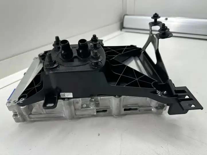 Tesla Model Y (2019 - 2024) 165792000J Прочие блоки управления — фото 9