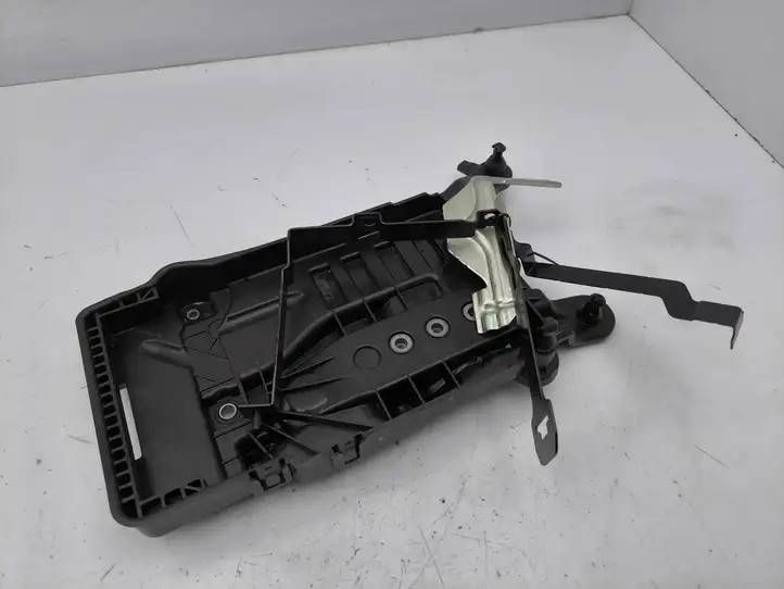 Audi A1 (2019 - ) 2Q0915331 Площадка аккумулятора — фото 1