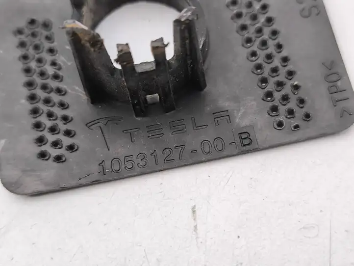 Tesla Model S (2012 - 2016) 105312700B Кронштейн переднего датчика парковки — фото 8