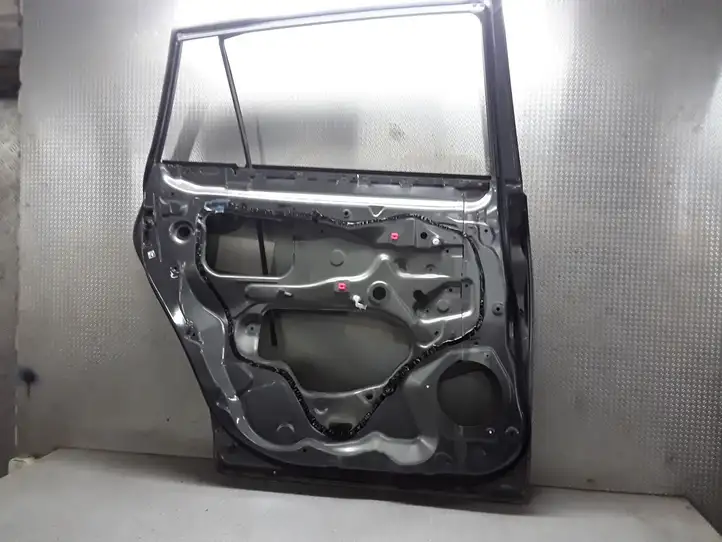 Toyota Verso (2012 - 2015) Задняя дверь — фото 2