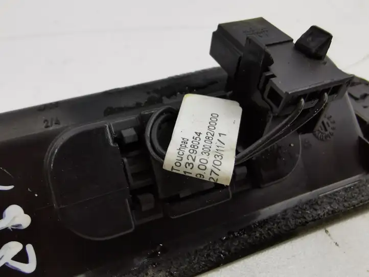 Opel Astra J (2009 - 2012) 13298054 Кнопка закрытия крышки багажника — фото 4