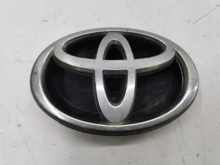Toyota Corolla E120 E130 (2004 - 2007) 7531102120 Эмблема автомобиля — фото 1