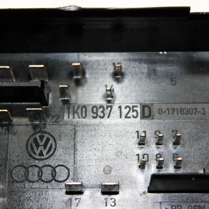 Volkswagen Tiguan (2007 - 2011) 1K0937125D Блок предохранителей (комплект) — фото 9