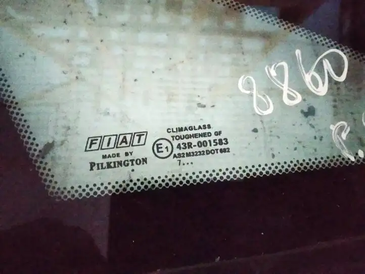 Fiat Punto (188) (1999 - 2010) Треугольное стекло кузова — фото 2