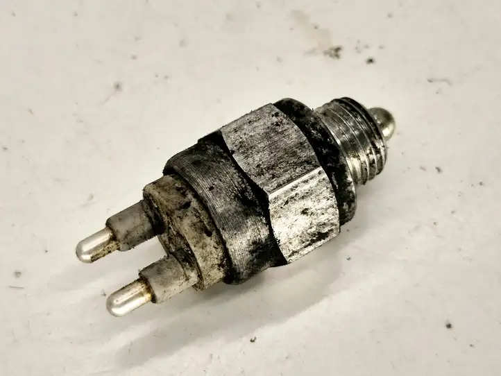 Volvo S60 (2000 - 2004) 03W07 Датчик заднего хода — фото 2