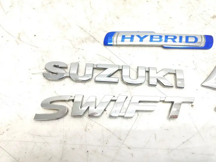 Suzuki Swift III (2017 - ) Эмблема производителя — фото 3