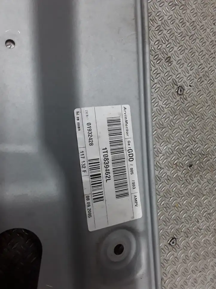Volkswagen Touran I (2003 - 2010) 1T0839756E Механический стеклоподъемник задней двери — фото 3