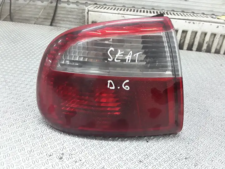 Seat Toledo II (1M) (1998 - 2006) 1M5945095B Задний фонарь в кузове — фото 1