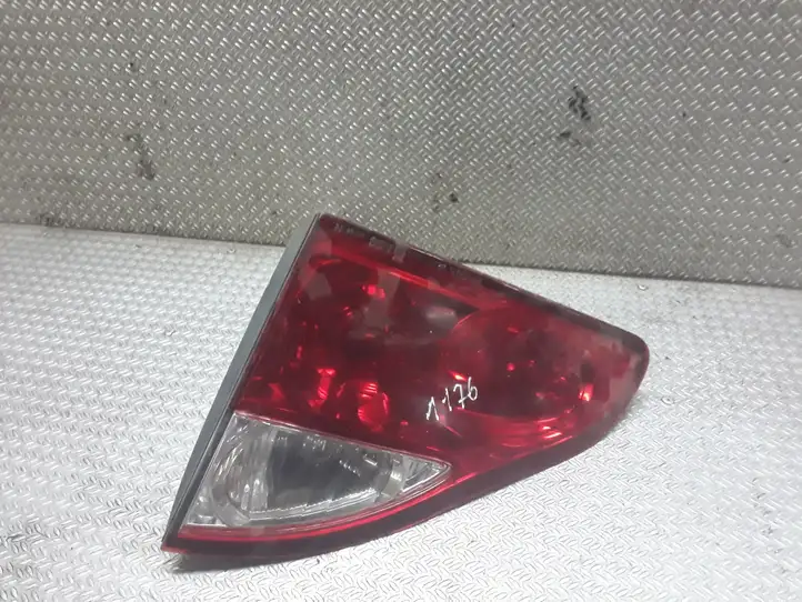 Toyota Avensis Verso (2001 - 2004) Задний фонарь в крышке багажника — фото 1